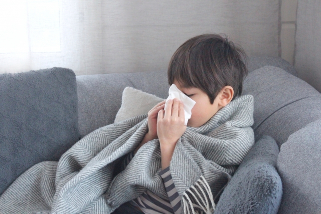 鼻をかむ少年