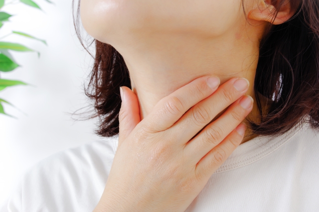 首まわりを触る女性