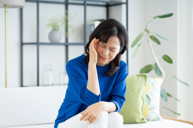 頭痛のミドルの女性