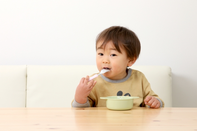 ヨーグルトを食べる男の子